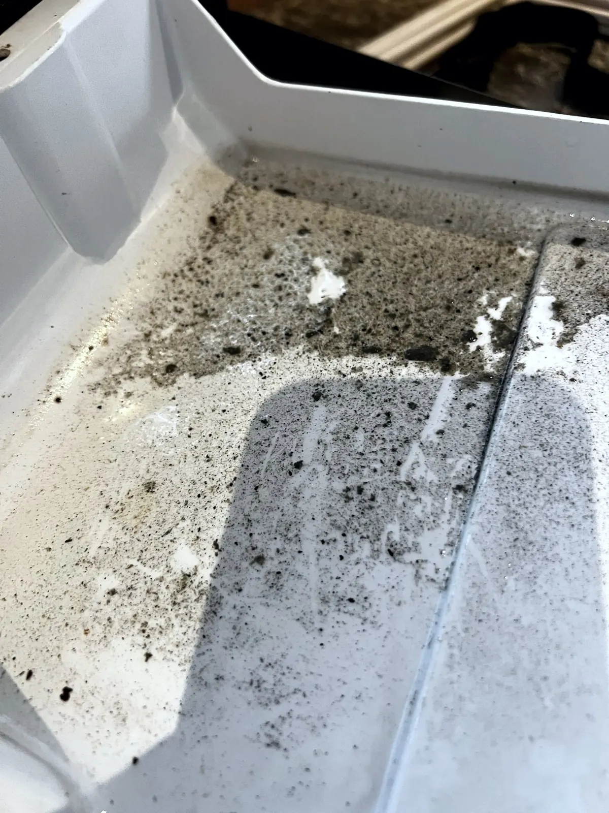 세척 전 제빙기 안쪽 바닥의 물때